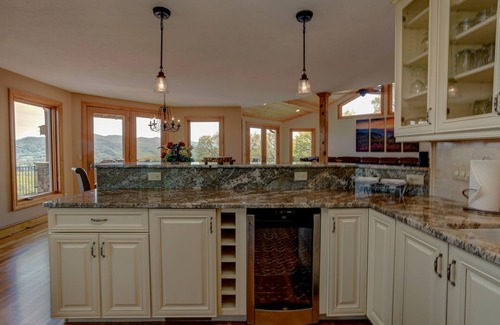 Clyde House | Blue Ridge Escape: Stunning views, tons of space, hot tub, Tesla Charger and more!