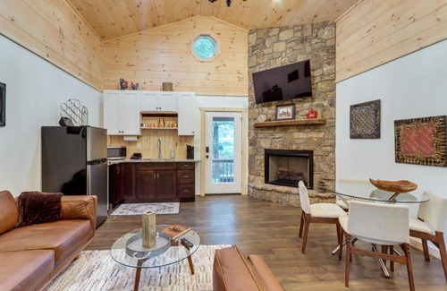 Epworth House | Blue Ridge Mountainside Cottage with Fire Pit!