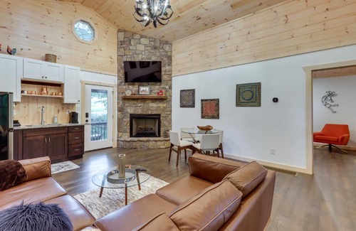 Epworth House | Blue Ridge Mountainside Cottage with Fire Pit!