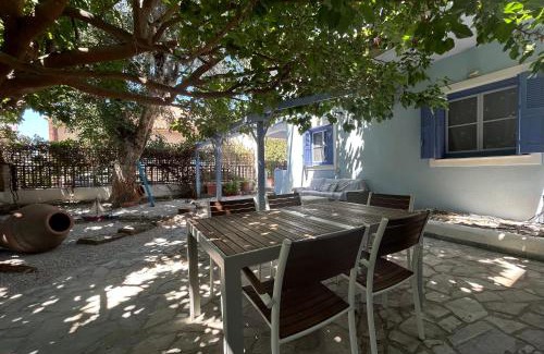 Skala Eresou Apartment | Blue Seaside House with Garden