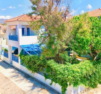 Skala Eresou Apartment | Blue Seaside House with Garden