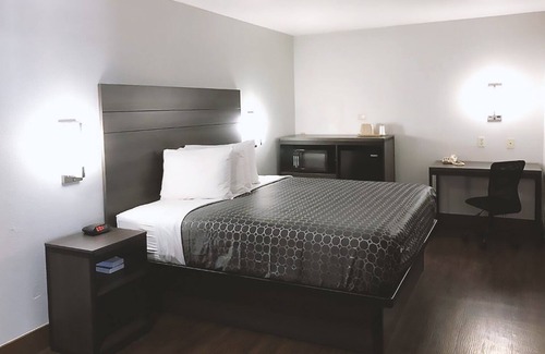 Arena District Hotel | Blue Way Inn By Jasper Near Frost Bank Center -Comfort 1 King Bed Non Smoking