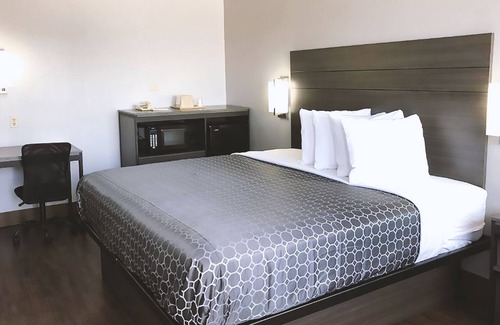 Arena District Hotel | Blue Way Inn By Jasper Near Frost Bank Center -Comfort 1 King Bed Non Smoking