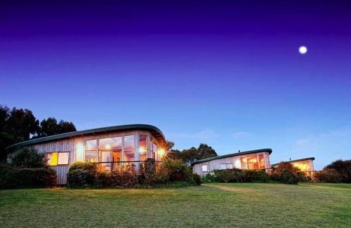 Johanna Cottage | Blue Wren Cottage on the Great Ocean Road.