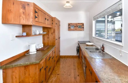 Snells Beach Cottage | Bluebell Cottage on Matakana Coast - Pet friendly!