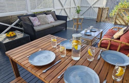 Snells Beach House | Bluebell Cottage on Matakana Coast Pet Friendly!