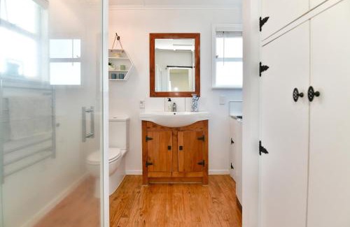Snells Beach House | Bluebell Cottage on Matakana Coast Pet Friendly!
