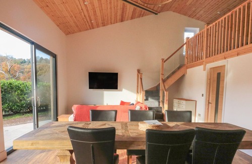 Bampton Cottage | BLUEBELL, pet friendly, with hot tub in Bampton, Devon