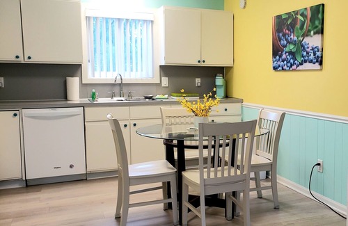 Saugatuck Cottage | Blueberry Cotg, Saugatuck. Walk downtown. Clean, crisp, colorful, convenient.