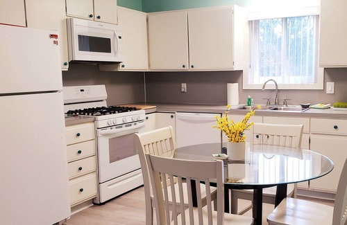Saugatuck Cottage | Blueberry Cotg, Saugatuck. Walk downtown. Clean, crisp, colorful, convenient.