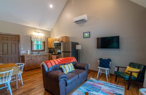 Elkin Cabin | Bluebird Cabin | WiFi & River Access