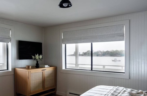 Ocean Point Hotel | Bluebird Ocean Point Inn | Shore Oceanfront Deluxe Suite | with Fire Pits