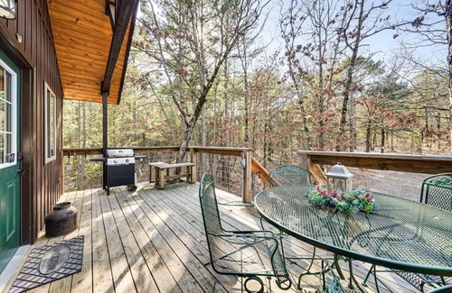 Whitesboro Apartment | Bluebird Treehouse Near Kiamichi Mtns with Hot Tub