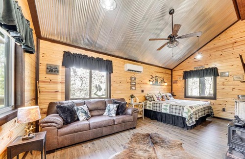 Whitesboro Apartment | Bluebird Treehouse Near Kiamichi Mtns with Hot Tub