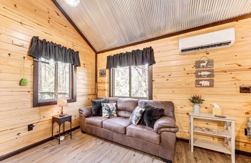 Whitesboro Apartment | Bluebird Treehouse Near Kiamichi Mtns with Hot Tub
