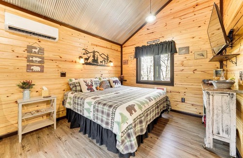 Whitesboro Apartment | Bluebird Treehouse Near Kiamichi Mtns with Hot Tub
