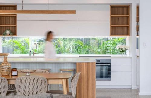 Bokarina House | Bluebird Villa - 3min Stroll to Bokarina Beach