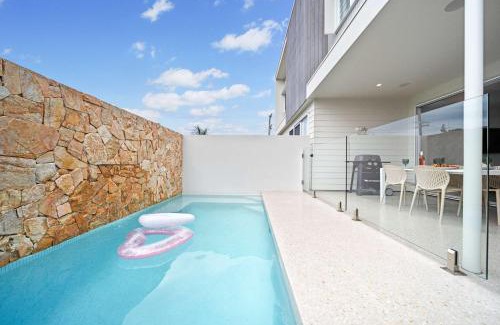 Bokarina House | Bluebird Villa - 3min Stroll to Bokarina Beach