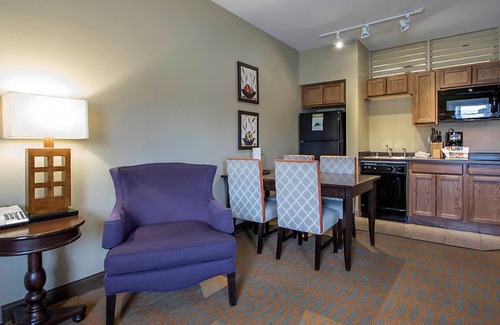 Lake Delton Condo | Bluegreen Odyssey Dells 2BR Suite Saturday Check-In