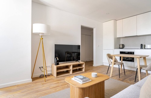 Casal da Ladeira Apartment | Blueground | Alvalade, balcony, nr Campo Pequeno