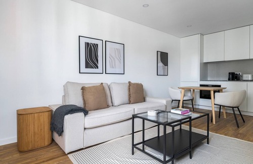 Casal da Ladeira Apartment | Blueground | Alvalade, balcony, nr Campo Pequeno
