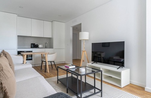 Casal da Ladeira Apartment | Blueground | Alvalade, balcony, nr Campo Pequeno