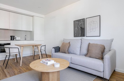Casal da Ladeira Apartment | Blueground | Alvalade, balcony, nr Campo Pequeno