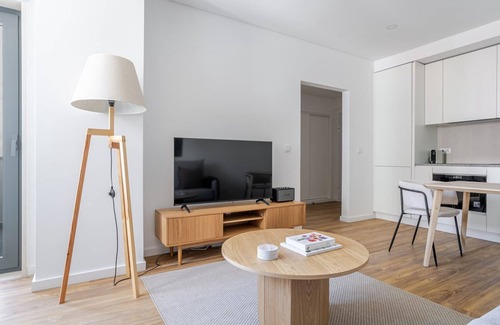 Casal da Ladeira Apartment | Blueground | Alvalade, balcony, nr Campo Pequeno
