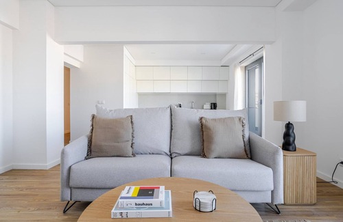 Casal da Ladeira Apartment | Blueground | Alvalade, balcony, nr Campo Pequeno