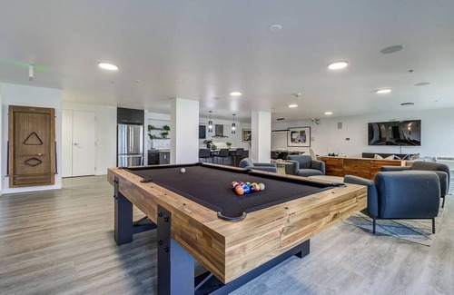 Brighton Apartment | Blueground | Columbia City, gym & w/d, nr parks