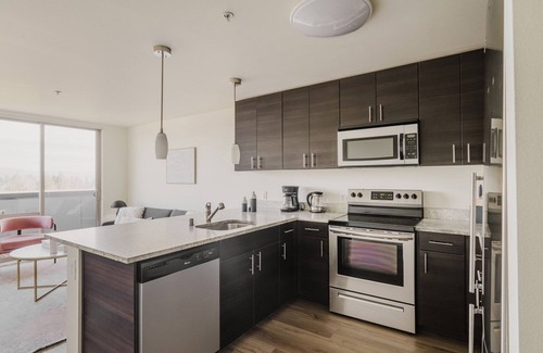 Brighton Apartment | Blueground | Columbia City, gym & w/d, nr parks