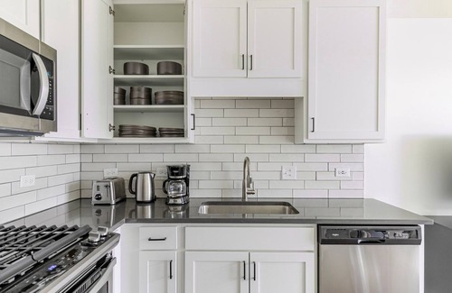 Elmhurst Apartment | Blueground | Elmhurst, pool, nr Elmhurst Art Museum