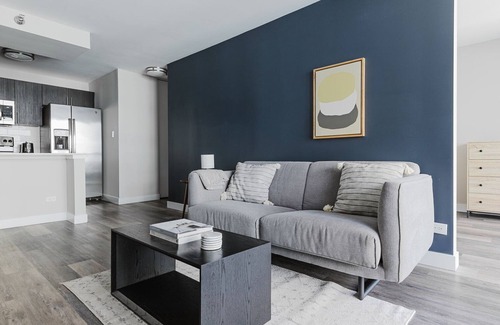 Rush and Division Apartment | Blueground | Gold Coast, rooftop & gym, nr Hancock