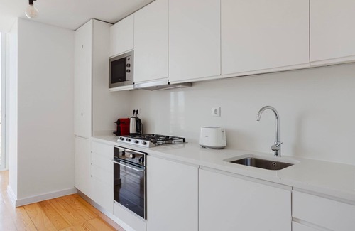 Penha de Franca Apartment | Blueground | Graça, move-in-ready home w/kitchen