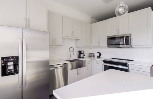 Highland Apartment | Blueground | Highland, pool, w/d, gym, nr Domain