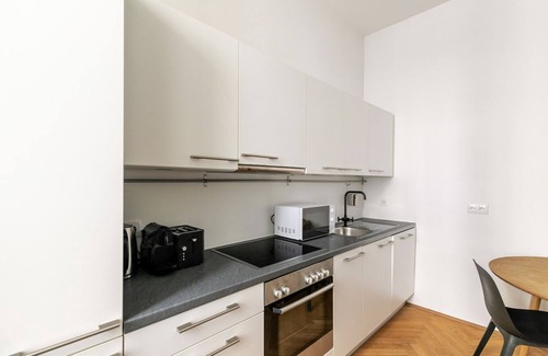 Schottenfeld Apartment | Blueground | Neubau, washer/dryer, nr Museum