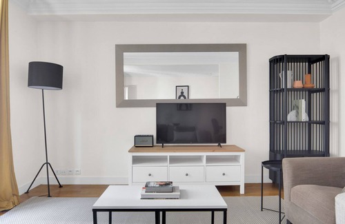 Quartier de Rochechouart Apartment | Blueground | Notre Dame de Lorette, elevator