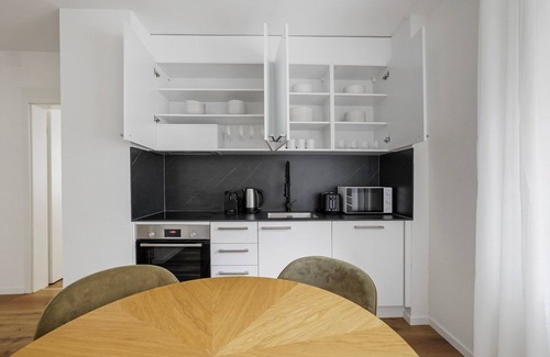 Oerlikon Apartment | Blueground | Oerlikon, balcony & w/d, nr market