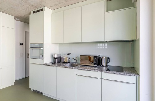 Oerlikon Apartment | Blueground | Oerlikon, balcony, nr Park