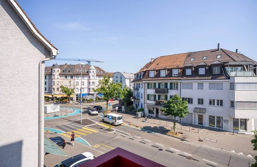 Oerlikon Apartment | Blueground | Oerlikon, balcony, nr Park