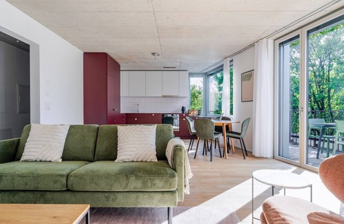 Center Apartment | Blueground | Saatlen, balcony, nr Stadtpark