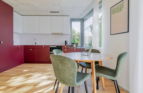 Center Apartment | Blueground | Saatlen, balcony, nr Stadtpark