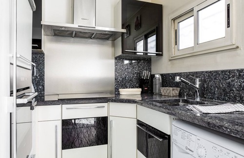 Passy Apartment | Blueground | Trocadéro, a/c, nr Eiffel Tower