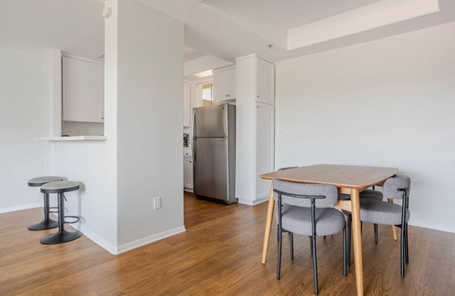 Rancho Park Apartment | Blueground | West Los Angeles, rooftop, nr UCLA