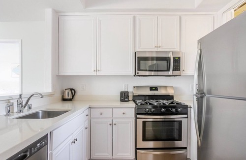 Rancho Park Apartment | Blueground | West Los Angeles, rooftop, nr UCLA