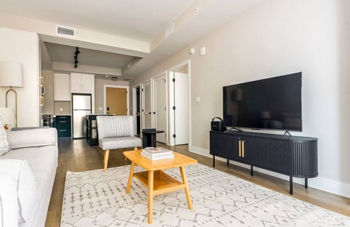 Woodmont Triangle Apartment | Blueground | Woodmont Triangle, pool, nr Cabin John Park