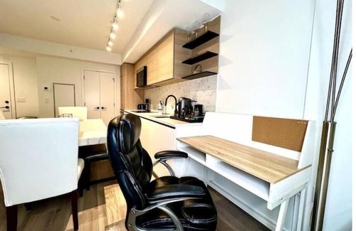 Surrey House | Blueprint/2BED/1BATH + Gym + Off + Skytrain + Mall + EVSE