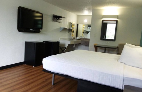 Beeville Hotel | Blueway Inn Beeville Extended Stay