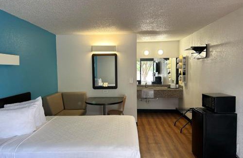 Beeville Hotel | Blueway Inn Beeville Extended Stay