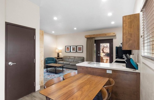 Bluff Hotel | Bluff Dwellings Resort